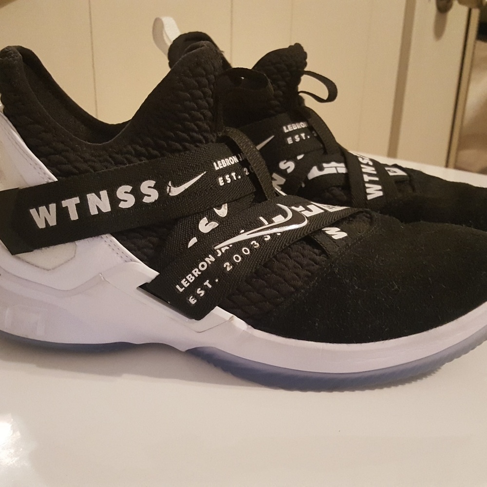Basketball shoes